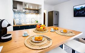 Romantic Sea View Studio, Steps Away From The Beach